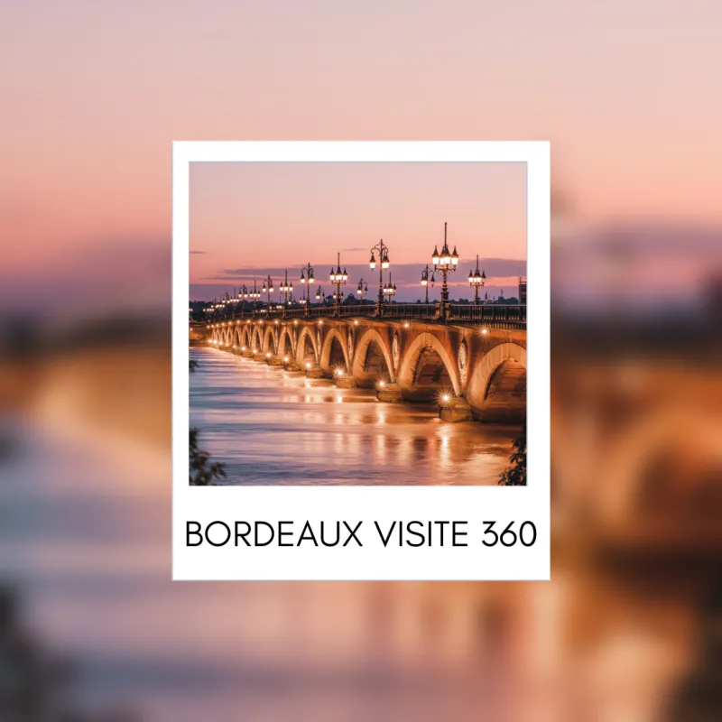 Photographie au style Polaroid du Pont de Pierre illuminé à Bordeaux au coucher de soleil, avec des lampadaires dorés et la silhouette d'un château en arrière-plan reflétée dans l'eau du fleuve.