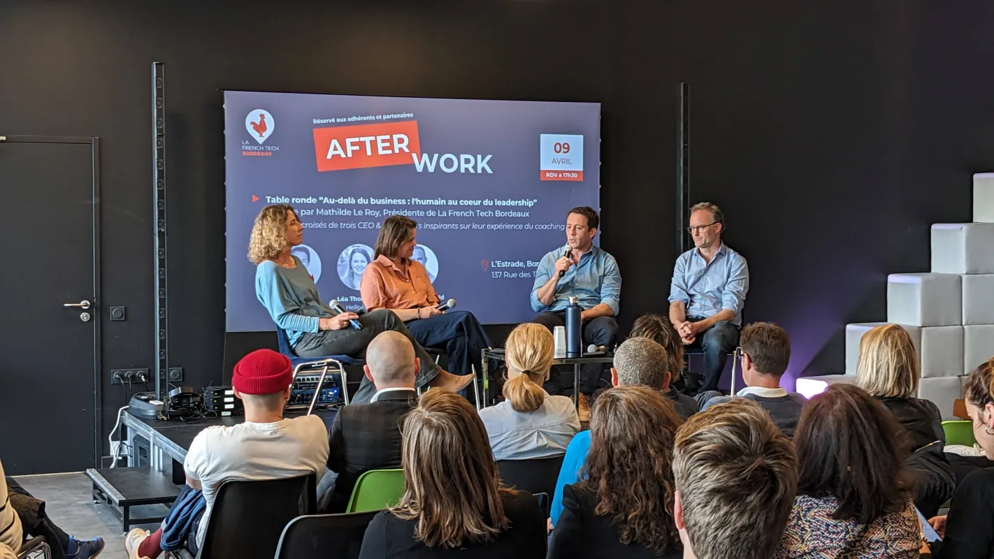 Table ronde lors de l'événement AfterWork de La French Tech Bordeaux le 9 avril, avec quatre intervenants discutant du leadership et de l'aspect humain dans le business, devant une audience assise au premier plan.