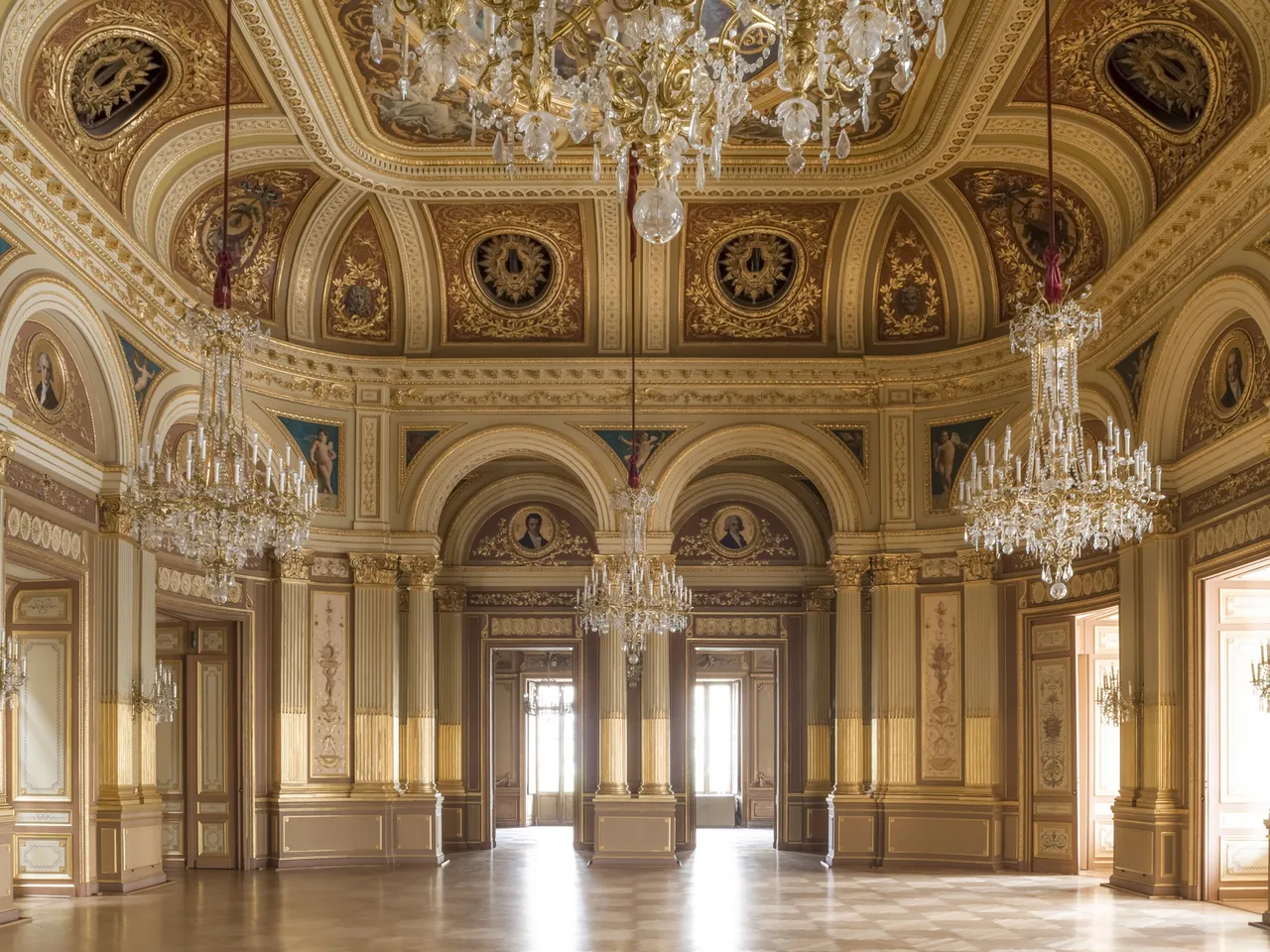 Intérieur ornementé de style néoclassique du Grand Théâtre de Bordeaux avec plafond doré et fresques, lustres en cristal, colonnes cannelées et parquet poli