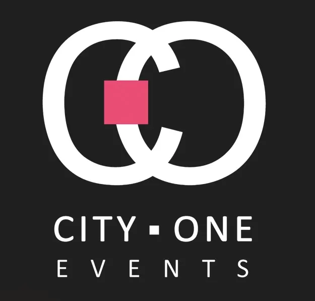 Logo City-One Events présentant deux cercles entrecroisés avec un carré rose au centre sur fond noir