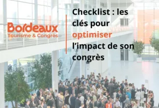 Checklist Bordeaux Tourisme & Congrès présentant les clés pour optimiser l'impact de son congrès, affichée dans un atrium moderne avec des participants en networking