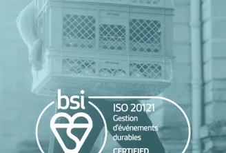 Badge de certification BSI ISO 20121 pour la gestion durable d'événements, affiché sur un bac plastique translucide avec trous de ventilation en motif losange.