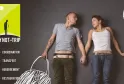 Jeune couple se tenant la main à côté d'une valise illustrée, avec le logo Whynot-Trip et les icônes de services de coordination, transfert, hébergement et restauration affichés sur la gauche
