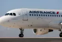 Avion Airbus A320 d'Air France KLM sur la piste de l'aéroport de Bordeaux, montrant le cockpit, le fuselage avec hublots et les deux moteurs.